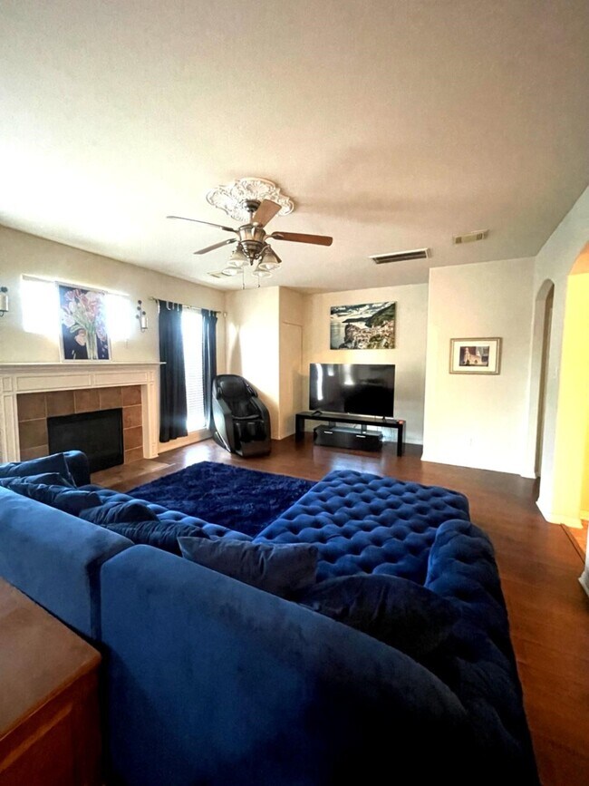 Building Photo - 931 N Sky Dr