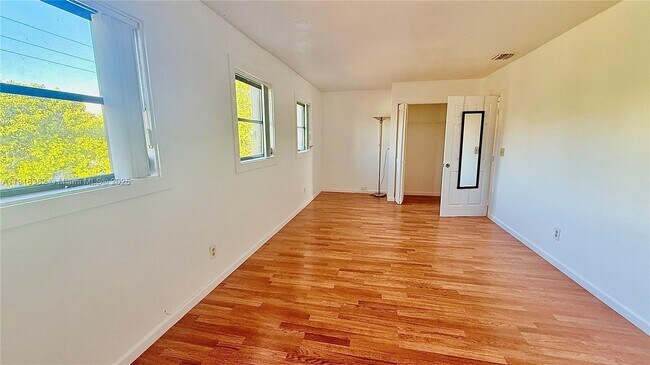 Building Photo - 6969 SW 36th Dr