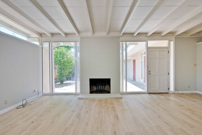 Building Photo - 3049 Harding Ave