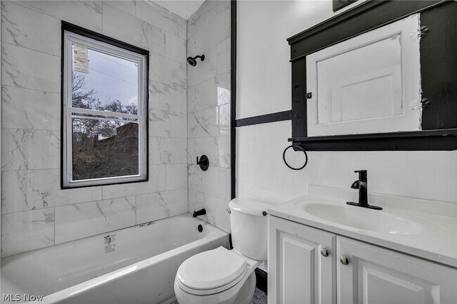 Building Photo - 12001 Oakview Ave