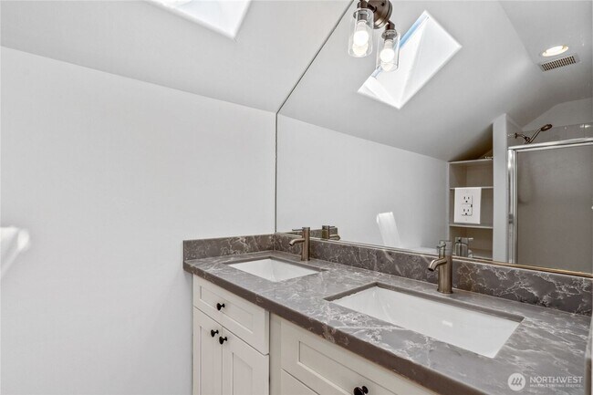 Building Photo - 4 bed/ 3 bath house in Kirkland!