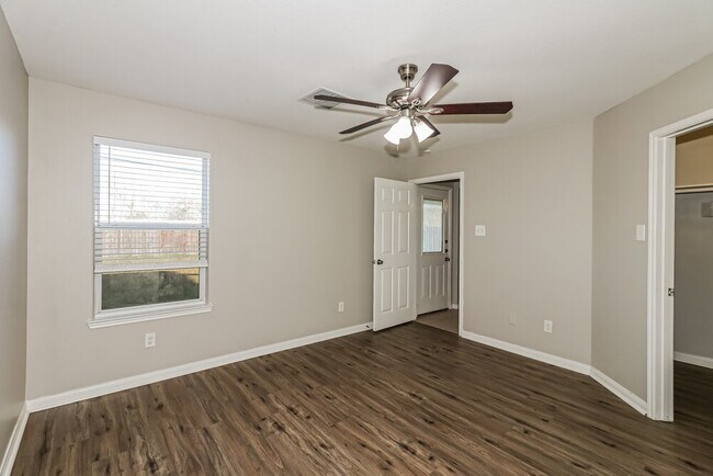 Building Photo - 2131 Golden Topaz Dr