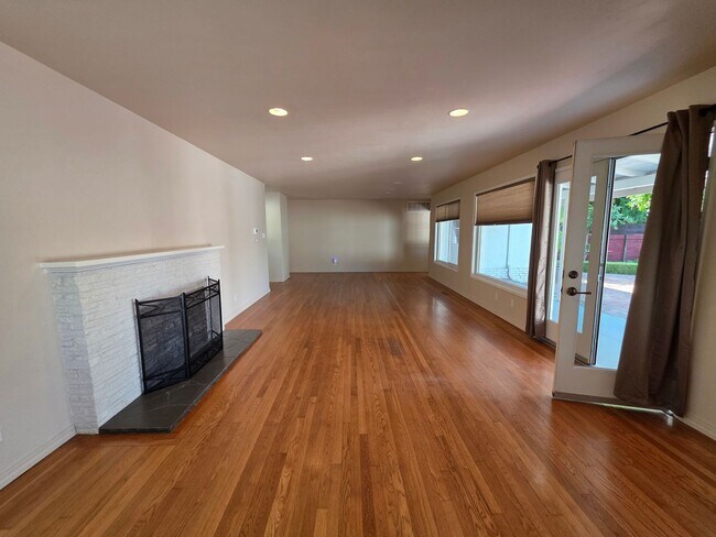 Building Photo - Home located in the heart of the college n...