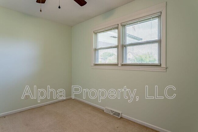 Building Photo - 109 Roberts Cir