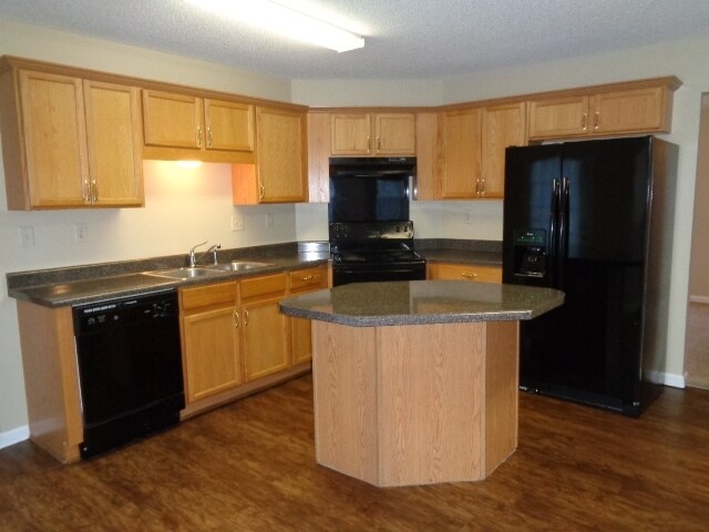 Building Photo - 7864 Parkmont Dr