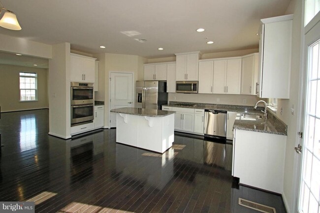 Building Photo - 2482 Baldwin Cres NE