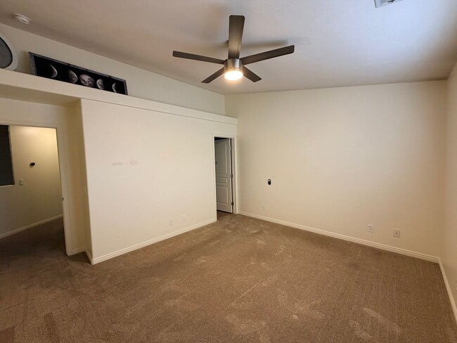 Building Photo - Great location 3 bed, 2.5 bath, 1 car garage townhome in the Dino Tracks area.