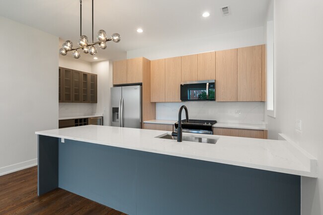 Building Photo - 416 E 50th Pl