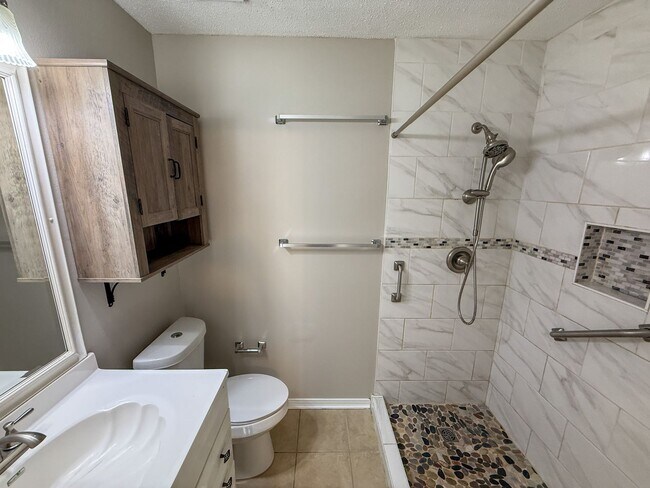 Building Photo - Well maintained 3 bedroom 2 bath home avai...