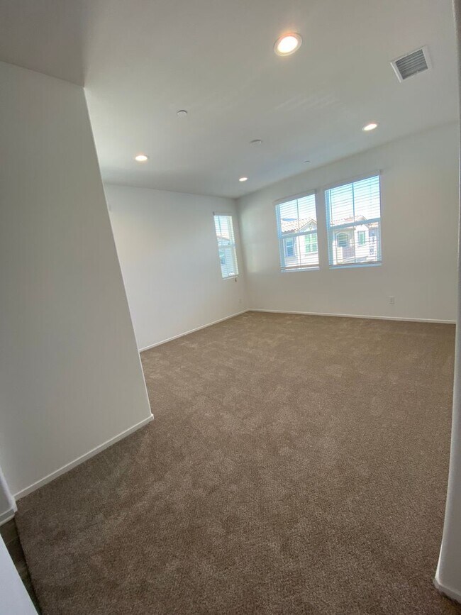 Building Photo - Like New 2 Bed 2 Bath Condo in Temecula