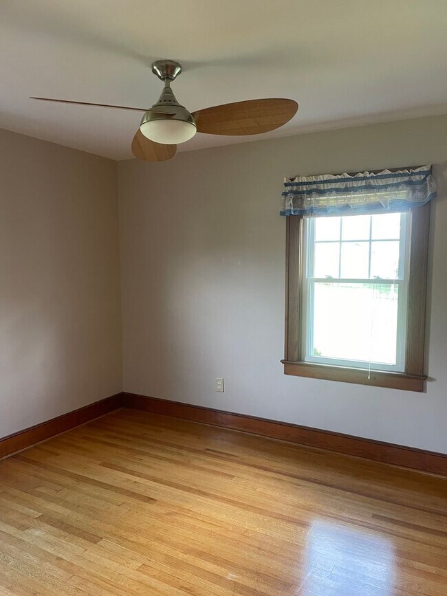 Building Photo - Roommate Needed for 4 BR 1 BATH home