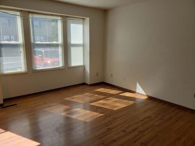 Building Photo - 7900 Barkwood Dr