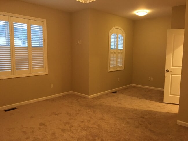 Building Photo - 3 Bedroom, 3 1/2 Bath Condo