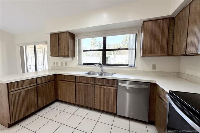 Building Photo - 3012 SW Mariposa Cir