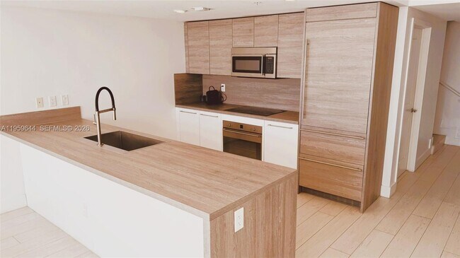 Building Photo - 400 Sunny Isles Blvd