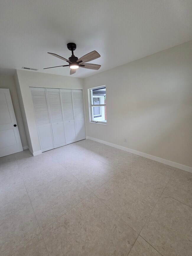 Building Photo - 945 Brookview Ln