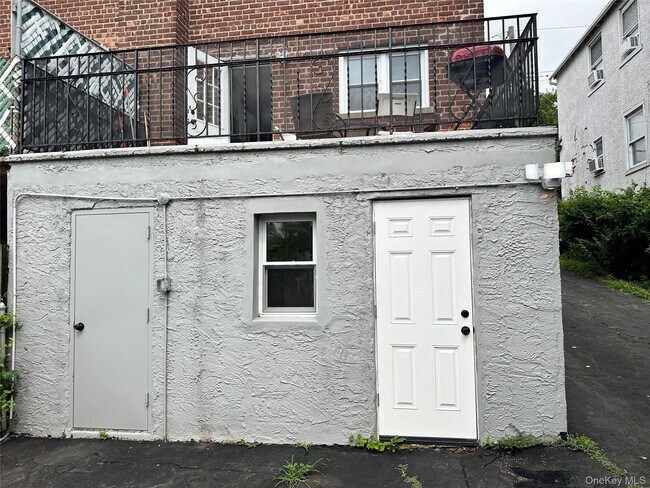 Building Photo - 216 1st St