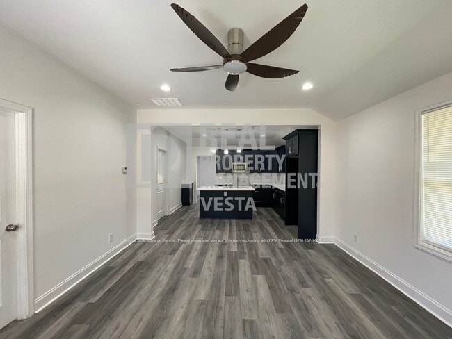 Building Photo - 2349 Berthadale Ave