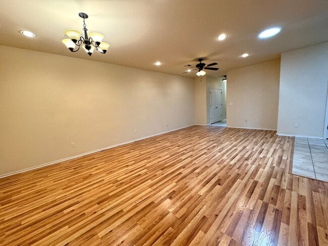 Building Photo - Stunning 2 bedroom 2 bathroom townhome in ...