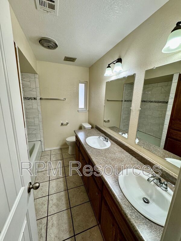 Building Photo - 440 E Carson Ln