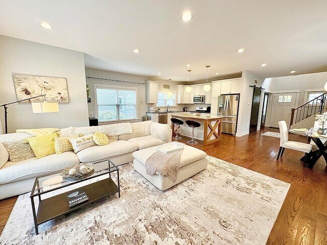 Building Photo - 718 N Alexander Ave