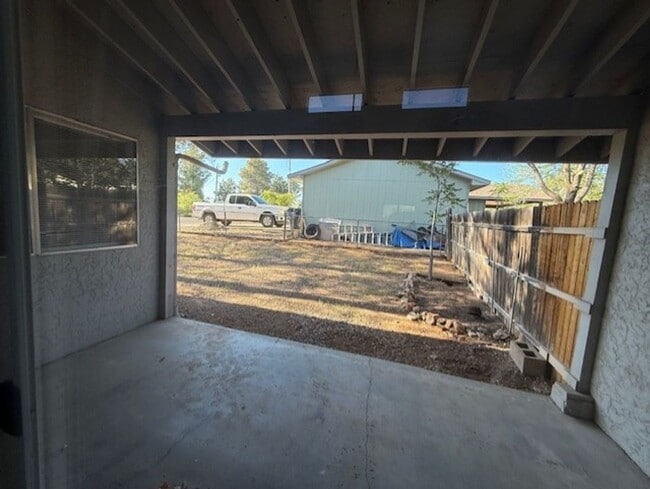 Building Photo - 2 Bedroom 2 Bath Contact Property Pros Pro...