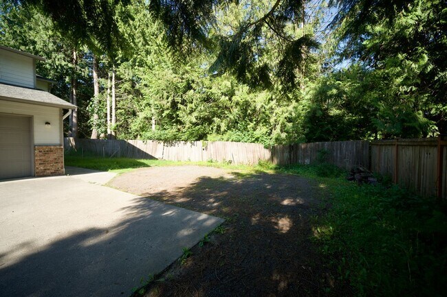 Building Photo - Spacious Townhome with Private Yard Near Lake Stevens!!