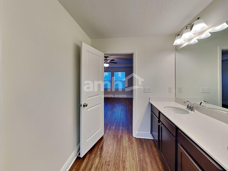 Building Photo - 20232 Calla Lily Dr