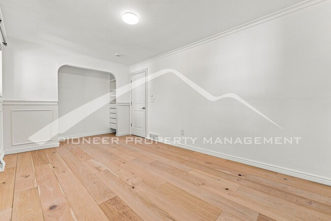 Building Photo - Charming Home with Washer/Dryer and 2-Car Garage