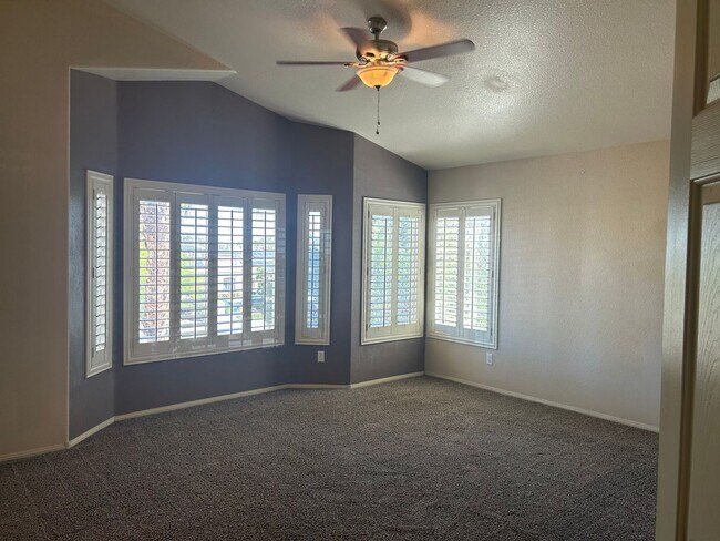 Building Photo - Beautiful Green Valley Home