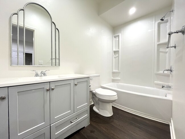 Building Photo - 4 Bed, 4.5 Bath Located in Hawthorne, CA