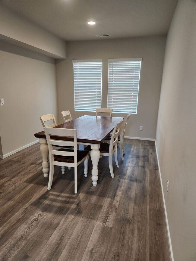 Building Photo - Available in Nov 2025 - Stunning 4-Bedroom...