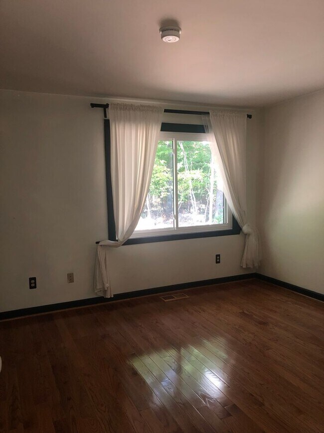 Building Photo - Well Maintained & Updated - 3 BR - Reston Metro