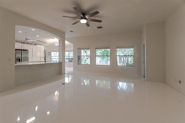Building Photo - 2210 Zoa Dr
