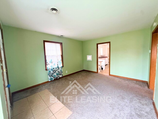 Building Photo - 1 Bedroom Duplex Near Washburn University!