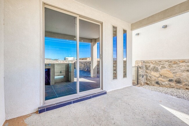 Building Photo - Beautiful East side House 4 bed-2.5 baths, part of The Overlook Casa Club that includes Swimming ...