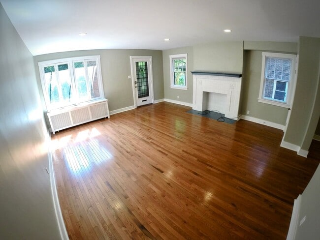 Building Photo - 6/1 Remodeled LUXURY house 2 blocks from CMU.