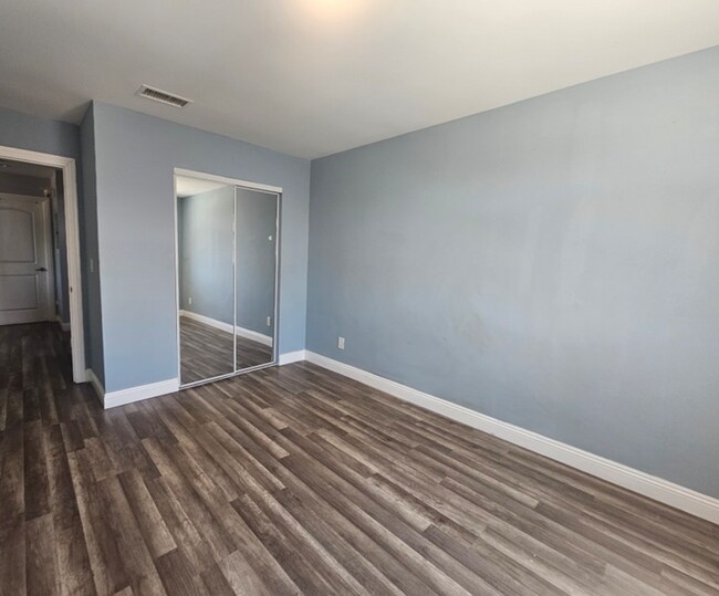 Building Photo - 718 W 85th St
