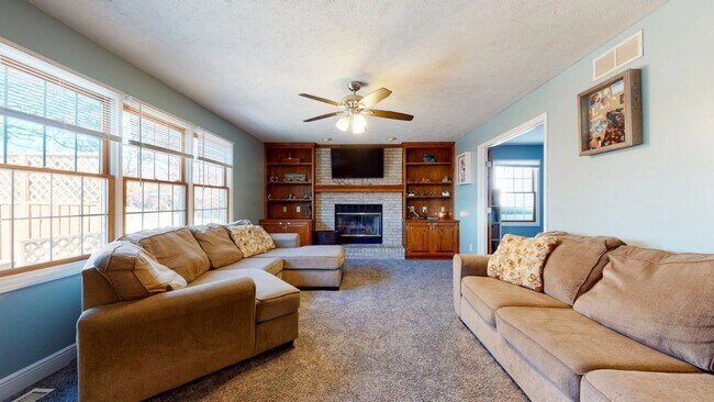 Building Photo - Stunning 4-Bedroom, 3.5-Bath Home with Over 3,800 Sq. Ft. of Ideal Living Space in East Bloomington