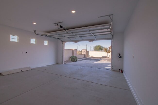 Building Photo - Brand New luxurious Model Home in Warner Meadows!