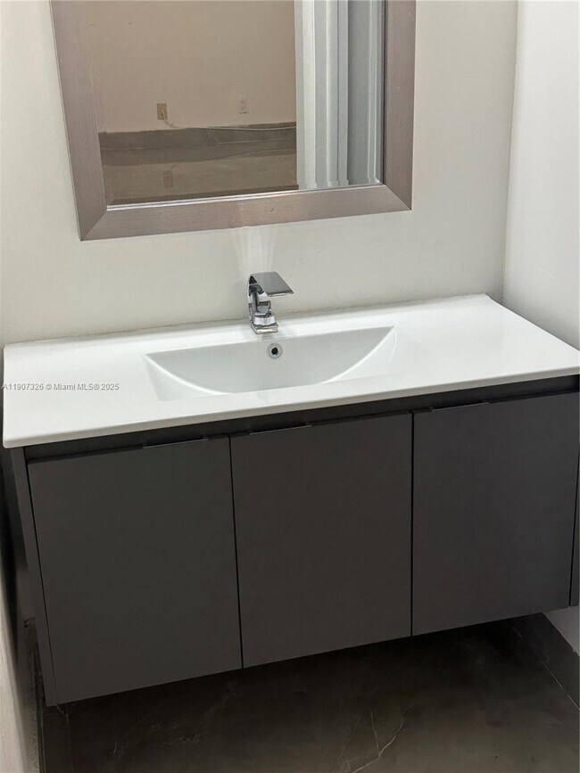 Building Photo - 5140 SW 40th Ave