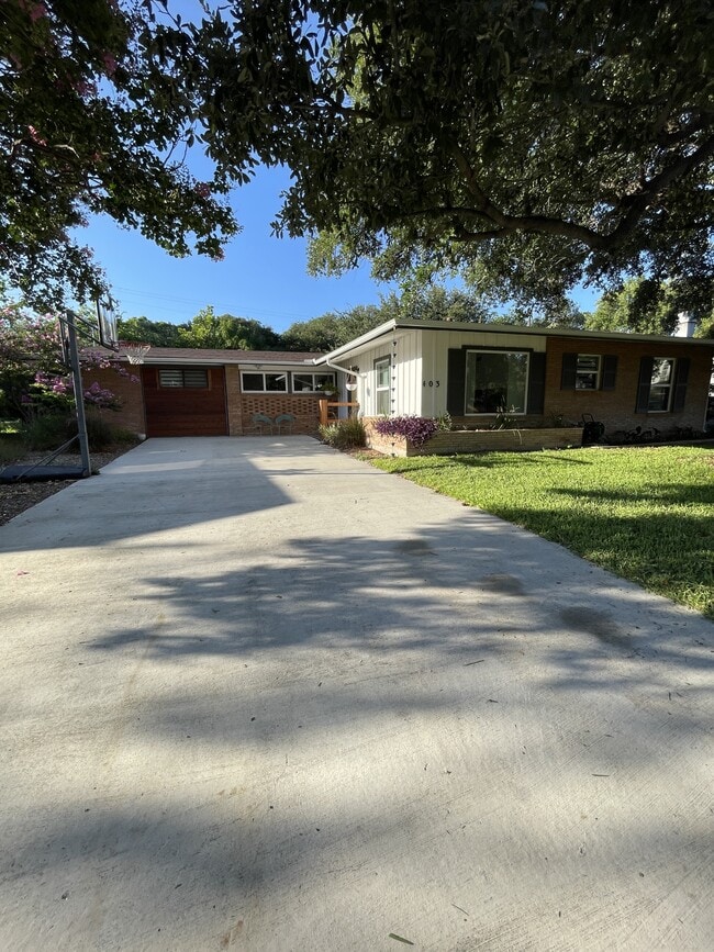 Building Photo - 403 Marquis Ln