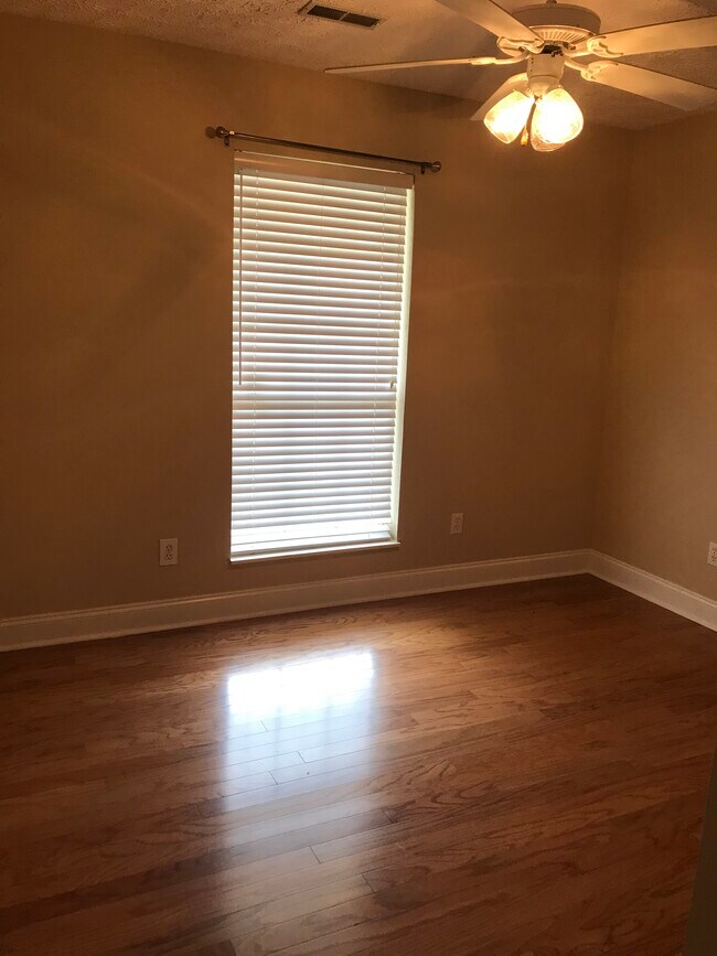 Building Photo - 8404 Lesley Marie Ln