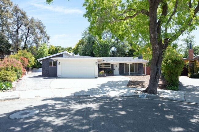 Building Photo - 3658 Lawnwood Ct