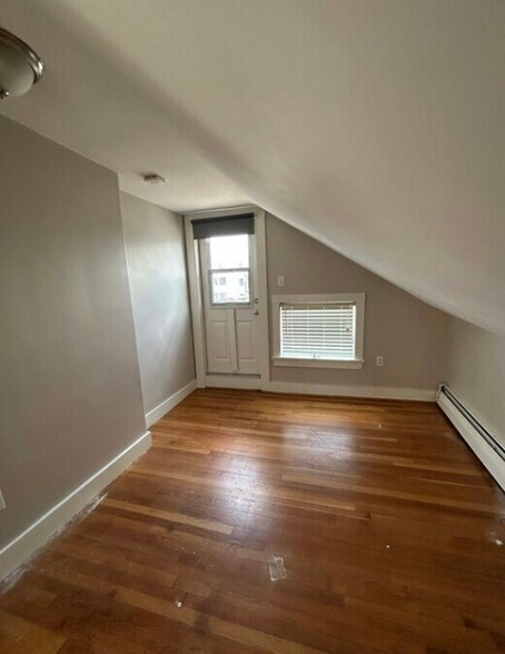 Building Photo - 224 Banks St