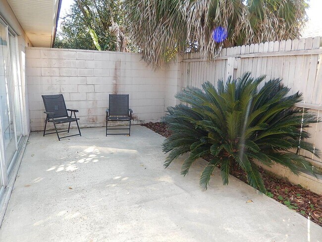 Building Photo - 2241 W Pensacola St