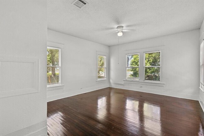 Building Photo - 2 11th St N