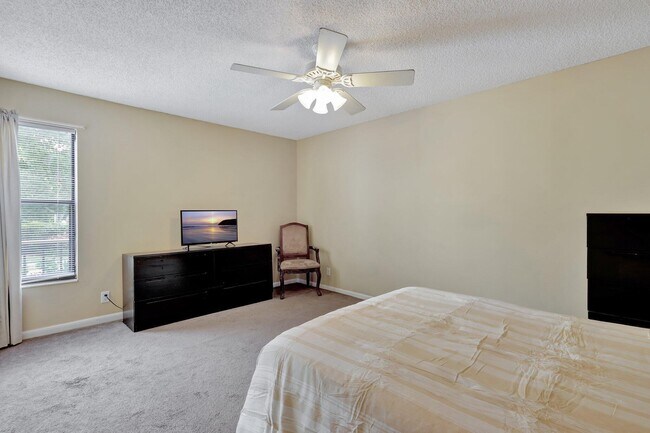 Building Photo - 1558 Shaker Cir