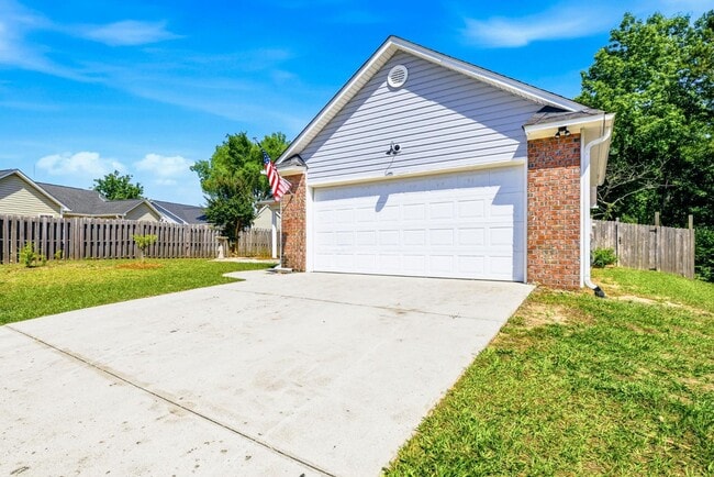 Building Photo - 215 Gardenview Ct NE
