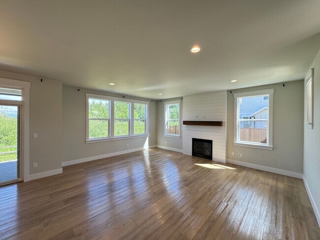 Building Photo - 5941 Ranch Lp